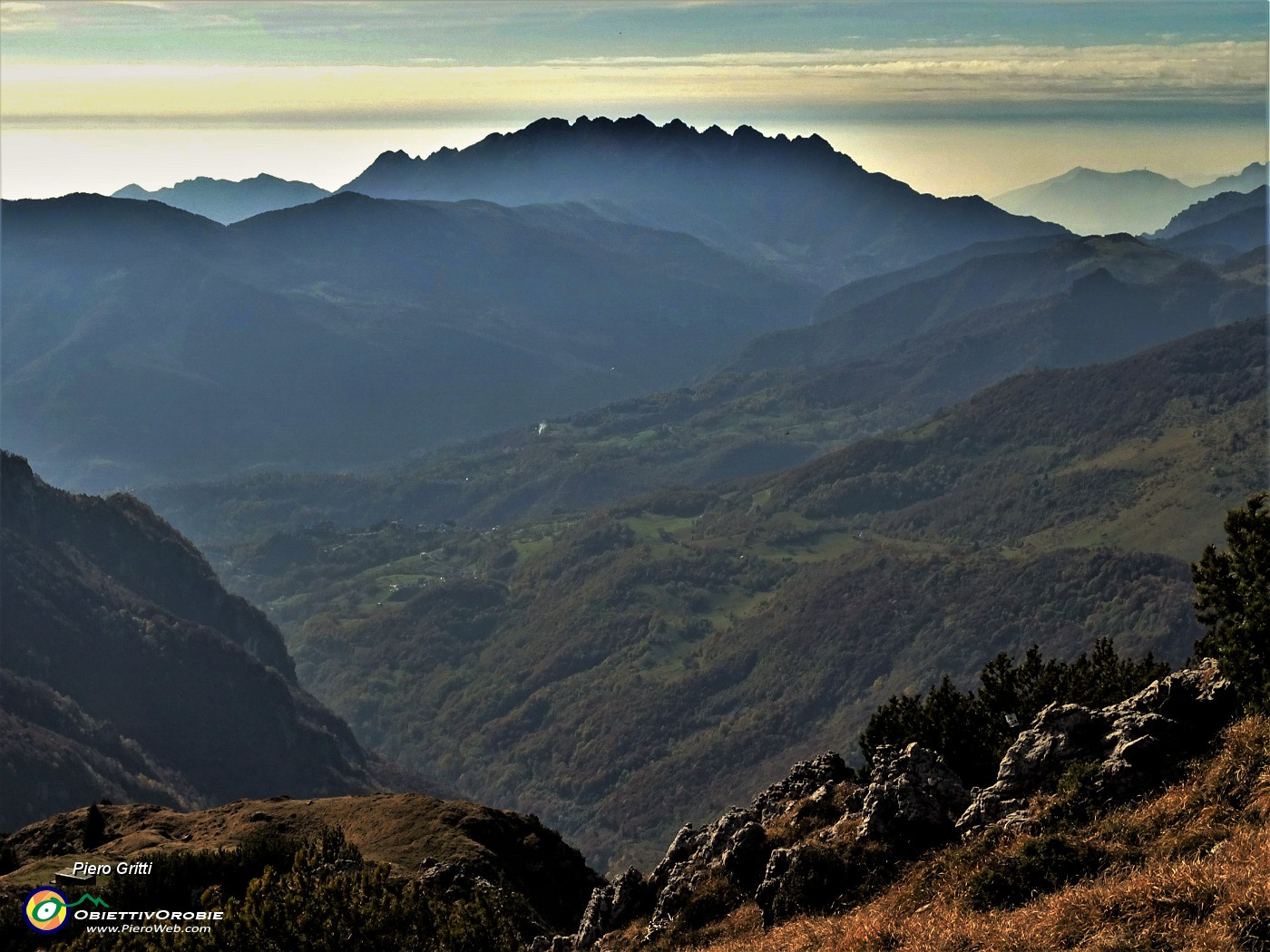 65 Splendida vista su Val Taleggio e in Resegone.JPG -                                